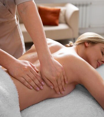 8 mujer-recibiendo-masaje-espalda-masajista_23-2150461407